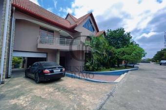 GBUSINESS IMMO VOUS PROPOSE EN LOCATION UNE VILLA DE STANDING AU SEIN DUNE CONCESSION PRIVE COMPRENANT 10 VILLAS IDENTIQUES CHACUNE AVEC SA PISCINE PRIVE.