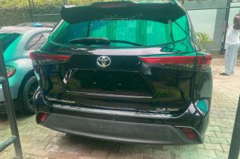 Toyota Highlander anne 2022 sans plaque toit panoramique kilomtrage trs faible  volant normal prix  35.000  lgrement ngociable 