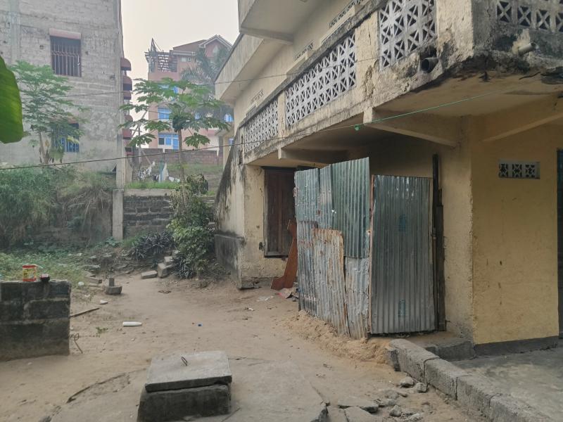 GS13IMMO SARL met  votre disposition la vente de cette parcelle  sur Macadam QMaman Yemo. Rf Arme. CMontngafula. Dimension 3040M. Prix 250.000  discuter.  vous.