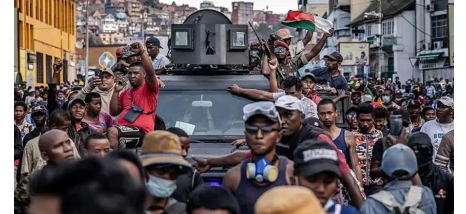 Madagascar: Situation confuse après que des soldats ont appelé les forces de l'ordre de prendre leurs responsabilités et de refuser de tirer sur les manifestants.