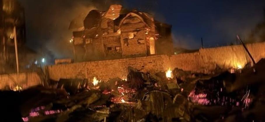 Kinshasa: Un incendie s’est déclaré ce samedi soir au marché des meubles de Binza Delvaux dans la commune de Ngaliema. Le feu a détruit plusieurs commerces, ainsi que des maisons privées.