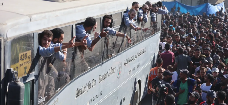 Israël a libéré lundi 1.968 détenus en échange des 20 otages vivants relâchés par le Hamas