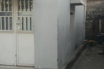 BARUMBU  BEAU MARCH  MISE EN VENTE DUNE GRANDE PARCELLE DE 20m x 32m ayant 2 grands btiments avec 4 portes locatives. 