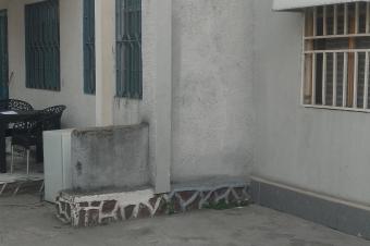 BARUMBU  BEAU MARCH  MISE EN VENTE DUNE GRANDE PARCELLE DE 20m x 32m ayant 2 grands btiments avec 4 portes locatives. 