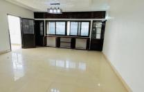 Appartement mis en vente dans la commune de la Gombe sur le Boulevard du 30 juin   Composition : Salon spacieuse et balcon  Cuisine équipée  2 chambres et 2 salles de bains  mediacongo
