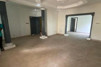 Magnifique vente  Limet 15 em rue Rsidentielle non loin de la route principale  Composition     4 gdes chambres   Salon vaste    Salle  manger    cuisine   