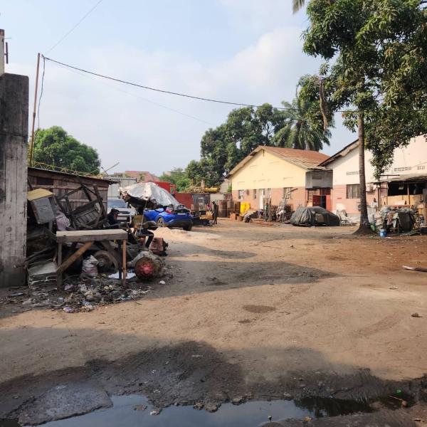  Concession mise en vente  LIMETE 12em rue industrielle sur Principale.  Contenant plusieurs dpts et maison   Dimensions  3500m  Prix  2.700.000  discuter