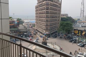 GS13IMMO SARL met  la disposition de tous la location de cet appartement meubl lumineux  et luxueux. CGombe. Rf Forescom. Loyer 3.000. Garantie 31.  vous.