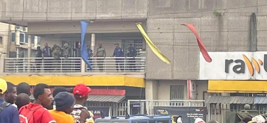 Braquage à Kinshasa: Fin de l'opération de sauvetage lancée par les forces de sécurité qui auraient réussi, selon des témoins sur place, à sauver tous les otages et à interpeler les 5 braqueurs