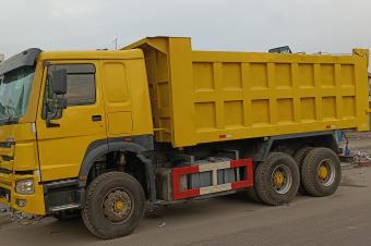GS13CAR SARL met en vente ce Grand Vhicule SINO TRUCK HOWO Benne sans plaque dimmatriculation. Localisation  LembaTerminus. Prix de dpart  60.000  discuter.  vous.