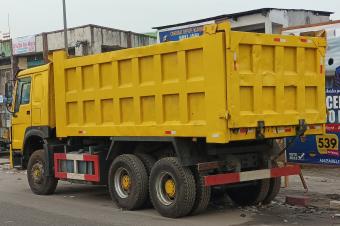 GS13CAR SARL met en vente ce Grand Vhicule SINO TRUCK HOWO Benne sans plaque dimmatriculation. Localisation  LembaTerminus. Prix de dpart  60.000  discuter.  vous.
