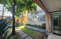 Parcelle à Vendre à la Gombe  Dimension : 1000 mètre carré   Réf :Inspection Provinciale de la Police   Composition : 4 Chambres , 3 Salles de bains, 2 salons , Cuisine Équipée mediacongo