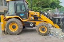 GS13-IMMO SARL; met à votre disposition, la location de cette puissante TRACTOPELLE-CATERPILLAR, pour vos travaux. C/Lemba. Prix: 700$/Jour (Jour = 8heures de travail). À vous. automobile_motos_velos_engins_et_pieces
