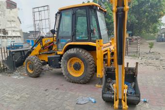 GS13IMMO SARL met  votre disposition la location de cette puissante TRACTOPELLECATERPILLAR pour vos travaux. CLemba. Prix 700Jour Jour  8heures de travail.  vous.