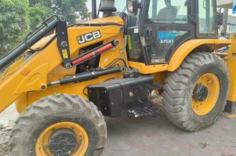 GS13IMMO SARL met  votre disposition la location de cette puissante TRACTOPELLECATERPILLAR pour vos travaux. CLemba. Prix 700Jour Jour  8heures de travail.  vous.