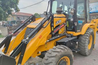 GS13IMMO SARL met  votre disposition la location de cette puissante TRACTOPELLECATERPILLAR pour vos travaux. CLemba. Prix 700Jour Jour  8heures de travail.  vous.