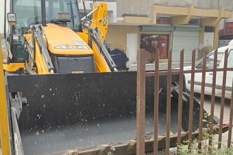 GS13IMMO SARL met  votre disposition la location de cette puissante TRACTOPELLECATERPILLAR pour vos travaux. CLemba. Prix 700Jour Jour  8heures de travail.  vous.