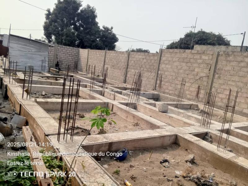 Terrain  vendre avec fondation  Terre Jaune Nsele  