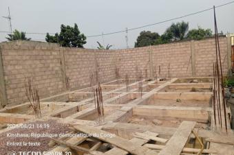 Terrain  vendre avec fondation  Terre Jaune Nsele  