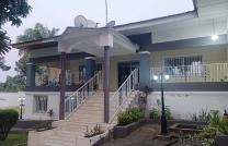 Villa en vente à UPN 45msur70 soit 3150 mètre carré prix 1500000 dollars à discuter contenant une jolie maison et des annexes mediacongo