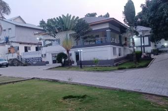 Villa en vente  UPN 45msur70 soit 3150 mtre carr prix 1500000 dollars  discuter contenant une jolie maison et des annexes 