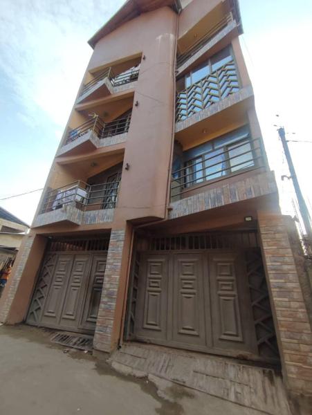 Immeuble moderne de quatre niveaux comprend 4 appartements locatifs NgaliemaJoli Parc 