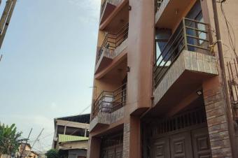 Immeuble moderne de quatre niveaux comprend 4 appartements locatifs NgaliemaJoli Parc 