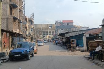 GS13IMMO SARL met  votre disposition la vente d cette grande parcelle type locataire. CKinshasa. Rf Derrire le Stade de Martyr. Dimension 2229M. Prix 600.000  discuter