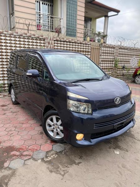  TOYOTA VOXY NOUVEAU   SANS PLAQUE PLAQUE BV EN COUR AUTOMATIQUE  4CYLINDRES  ESSENCE  CLIMATIS  MOTEUR ET BOTE IMPECCABLE  LE VHICULE EST ENCORE NEUF  PRIX 8.400 AZ