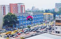 Vente d’un bel appart de ±135m² à rénover avec 2 CH + vue sur le Boulevard du 30 juin, parfait pour un bureau ou une habitation, niché dans un immeuble ancien + ascenseur à Gombe. mediacongo