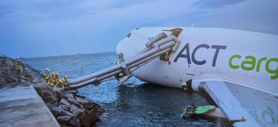 Collision entre un avion-cargo et un véhicule à Hong-Kong : deux morts