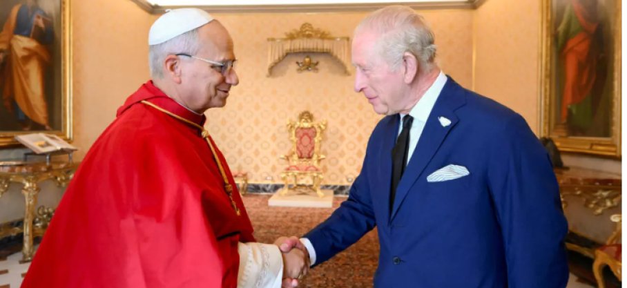 Visite de Charles III au Vatican : le monarque va prier avec le pape Léon XIV, une première depuis cinq siècles