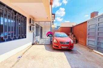 Location dun magnifique appart au rezdechausse avec entre privative des 3 CHS 4 salles deau etc. Ngaliema Chanic rf Rsidence de 1er Ministre et cole LOUPIOTS.