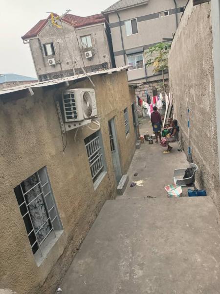  Vente Parcelle avec Maison Basse  Barumbu Quartier Funa Non loin du macadam 