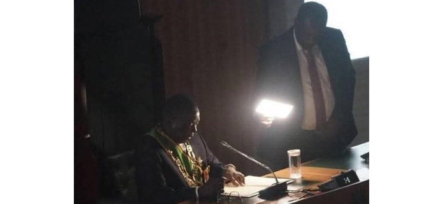 Zimbabwe: une panne d'électricité survient en plein discours sur l'Etat de la Nation,  le président Mnangagwa continue à la torche !