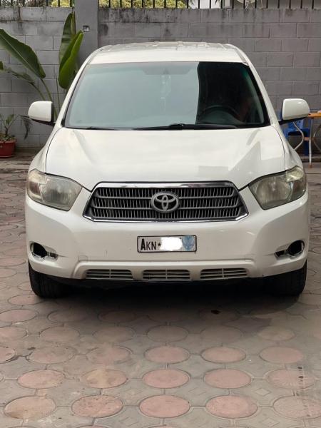 Toyota  higlander Sans plaque  Couleur dorigine  Automatique  Essence   Full option  4cylyndre Faible kilomtres  Jai te chrom  Prix 12500  discuter lgrement  Pour plus d