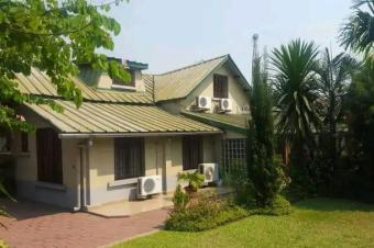 Villa  louer  Gombe 7000 dollars avec piscine jardin 5 ch 4 salles de bains visite sur rdv