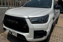 TOYOTA HILUX GR  Prix 53.000$ a discuter   Année de fabrication  2023  15.000 KM  Automatique diesel ⛽️  Volant gauche  Localisation Ma campagne automobile_motos_velos_engins_et_pieces