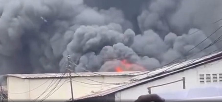 Kinshasa - Incendie à Limete : des entrepôts de friperies réduits en cendres