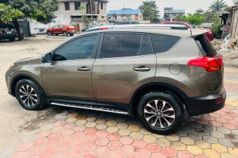  TOYOTA NEW RAV4 2015  COULEUR DORIGINE  AUTOMATIQUE  4CYLINDRES  ESSENCE  KILOMTRAGE  32.106 km AVEC TRACTION 4x4  FULL OPTIONS INTRIEUR CUIR TRS PROPRE  CAMERA DE RECULE