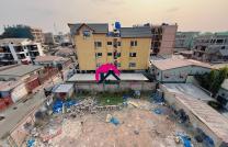 Achetez cette magnifique parcelle clôturée de 15 m sur 25 m + annexe studio, bien localisée à 200 m du Saut de Mouton 24 novembre, réf : Rev. KIM mediacongo