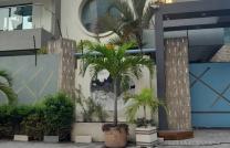 Villa moderne toujours disponible  A gombe zone A  Sur kalemie vue du fleuve   Composition : 4 chambre  Piscine  Jardin  Parking  Annexe   Rêvenu :20.000$ le mois    mediacongo