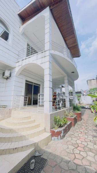 MAGNIFIQUE VILLA A VENDRE A GB 