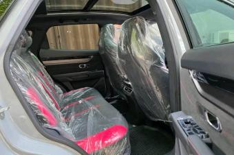 Jetour 2024 Automatique essence  Fable kilomtrage 380km  5ans de guarantie 38.500 dernier prix Fulls options  Toit ouvrant lectrique et panoramique  Mini frigo Traction lectr
