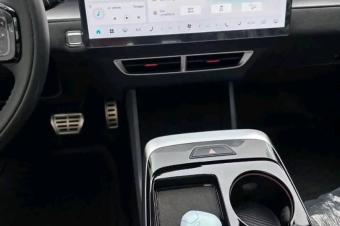 Jetour 2024 Automatique essence  Fable kilomtrage 380km  5ans de guarantie 38.500 dernier prix Fulls options  Toit ouvrant lectrique et panoramique  Mini frigo Traction lectr