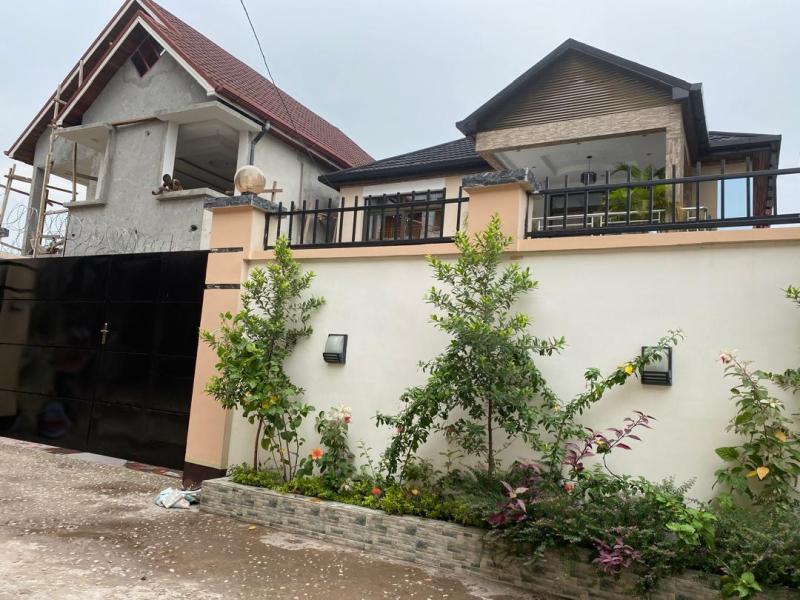 Duplex  vendre  limete 12msur20 contenant 4 ch 4sdb 2 salon 500000 dollars  discuter 