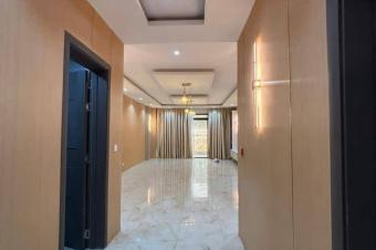 Duplex  vendre  limete 12msur20 contenant 4 ch 4sdb 2 salon 500000 dollars  discuter 