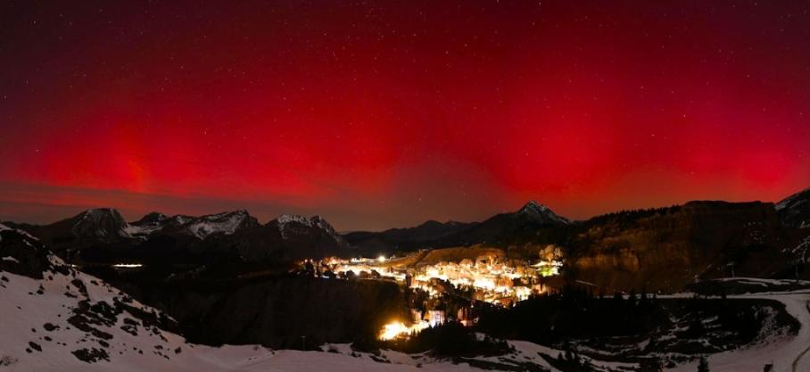 Des aurores boréales rouges illuminent le ciel de France
