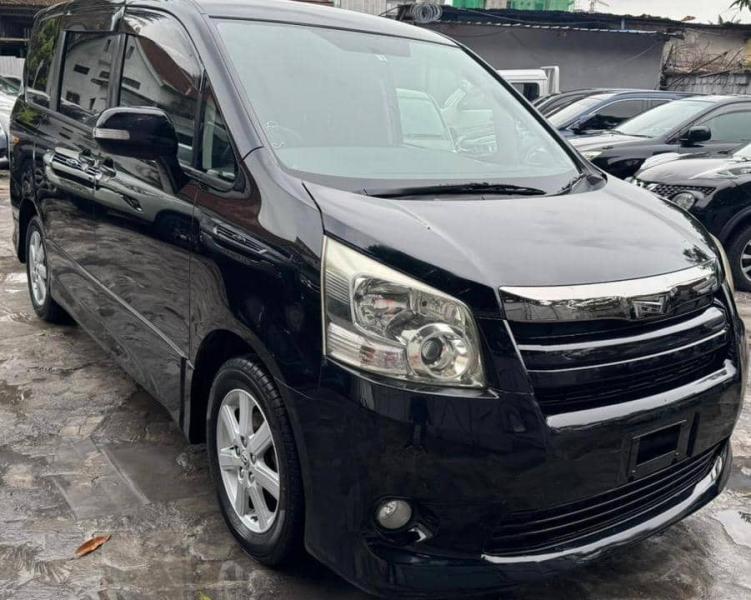 TOYOTA NOHA SANS PLAQUE A VENDRE 