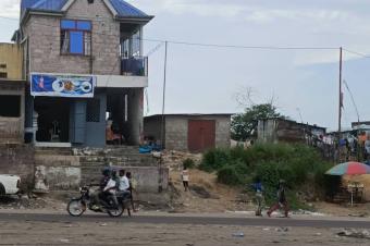 Parcelle Commerciale avec Btiment R1  Saisir sur Boulevard Lumumba